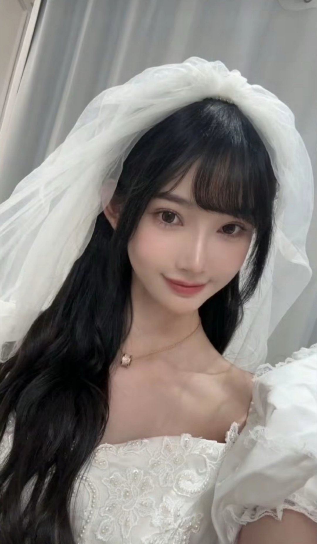 林俊杰女友七七婚纱写真刷到七七的婚纱写真，忍不住多看几眼！她五官真的好精致，穿婚