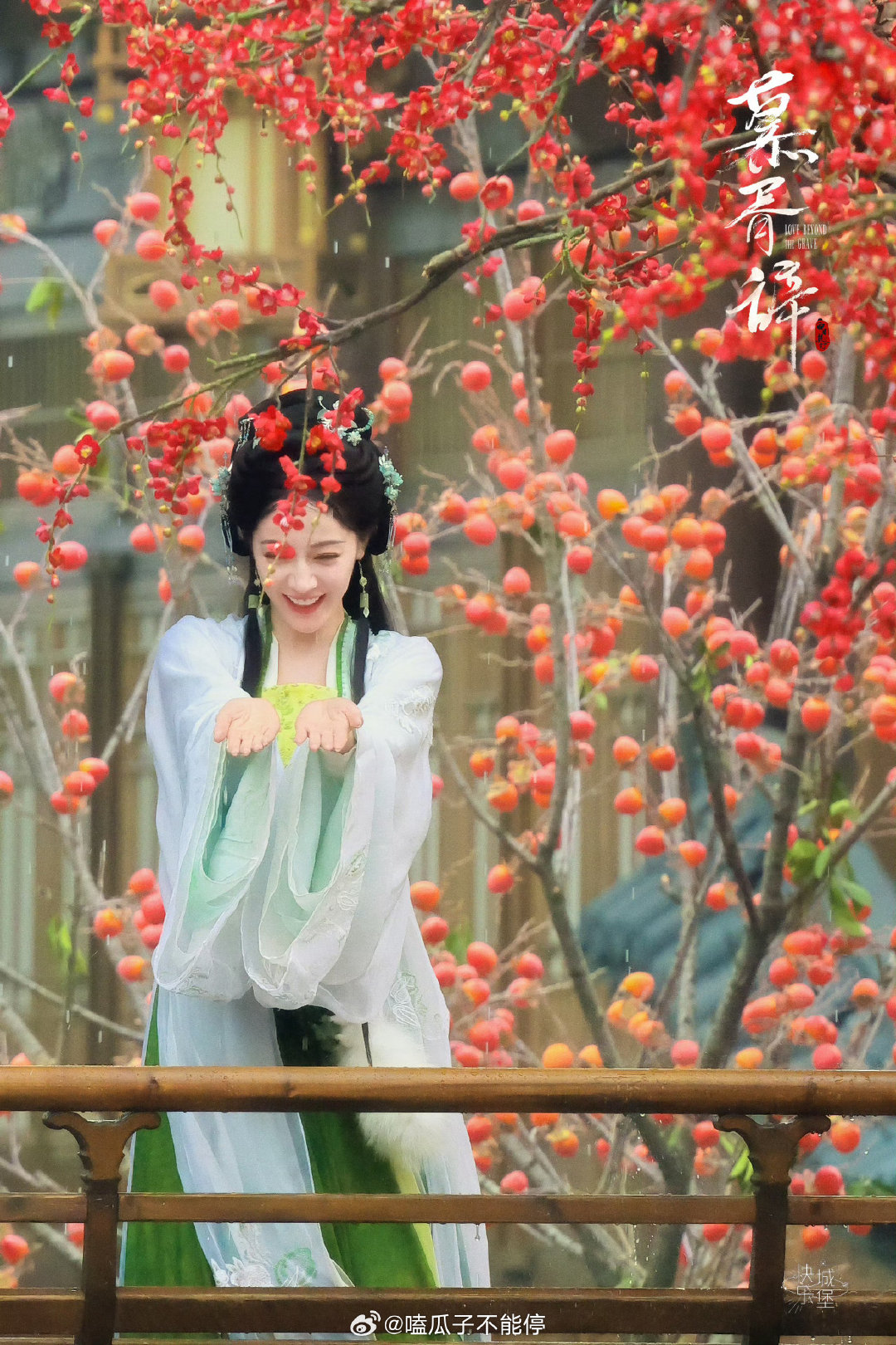 今日迪丽热巴慕胥辞绿衣造型路透曝光，其状态绝佳，清新淡雅中又不失灵动之美，让人不
