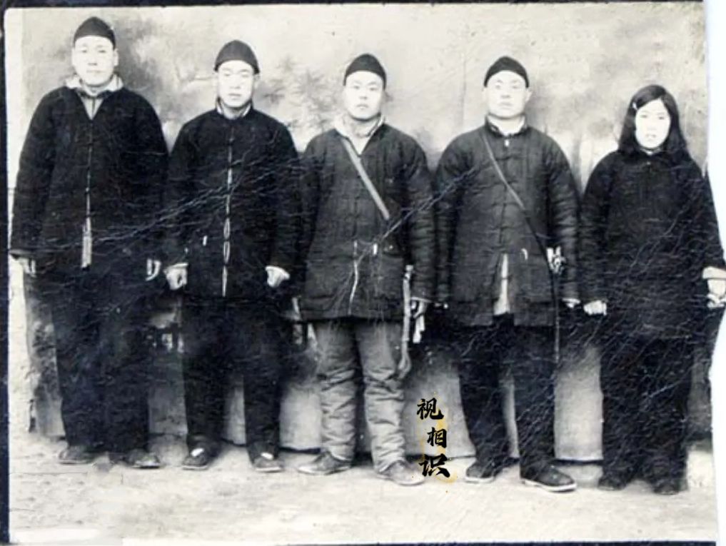 1947年，山东临沂，一支敌后武工队的合影，镜头中他们穿着朴素，腰间挂着盒子炮，...