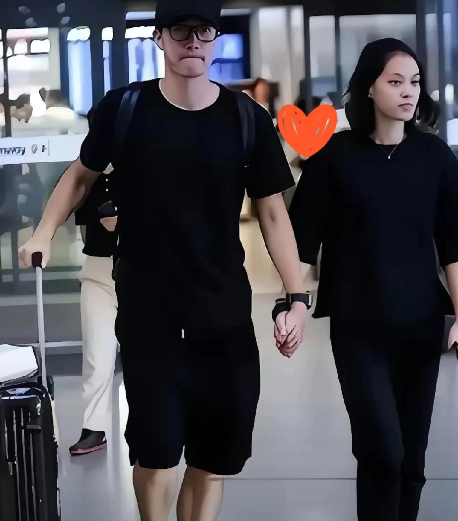 刘翔退役的这11年
 
我好奇查了一下，43岁的刘翔，没有孩子，没有创业，也没有