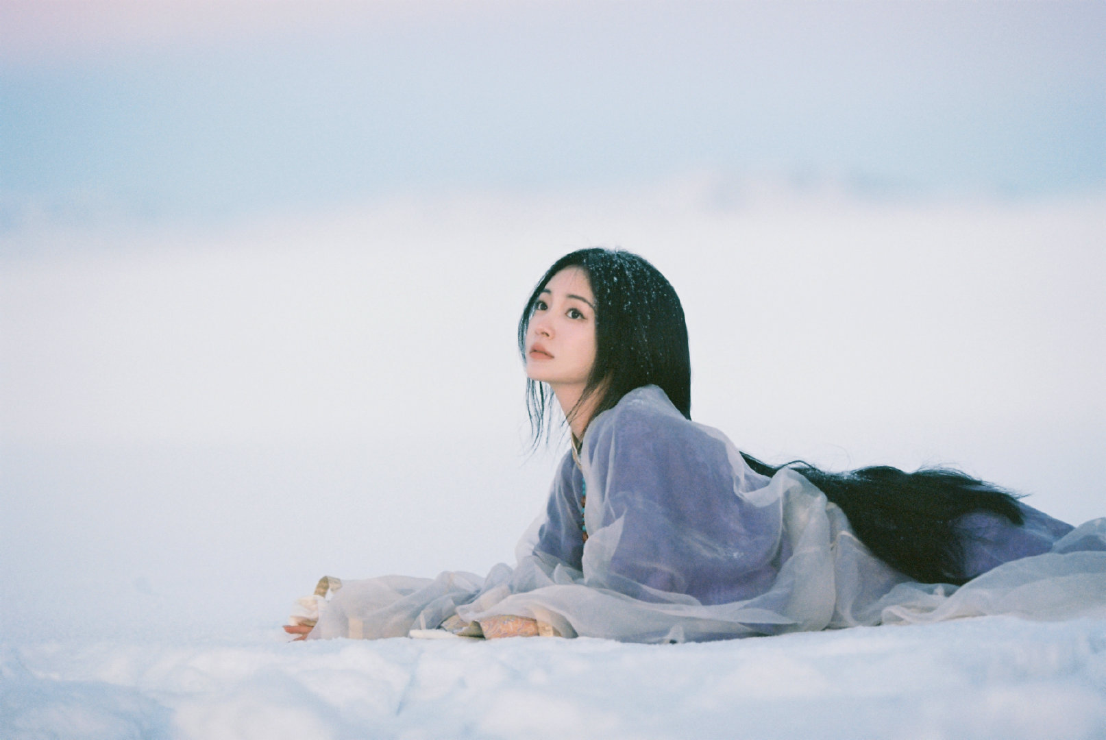 哇周洁琼这组图好漂亮！雪地自带的清透和水灵的眼睛适配度很高有一种超然世外的天真和