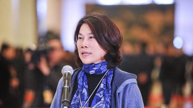 董明珠喊话股东不用格力凭什么分红在6月30日珠海格力股东大会现场，董明珠对着线下