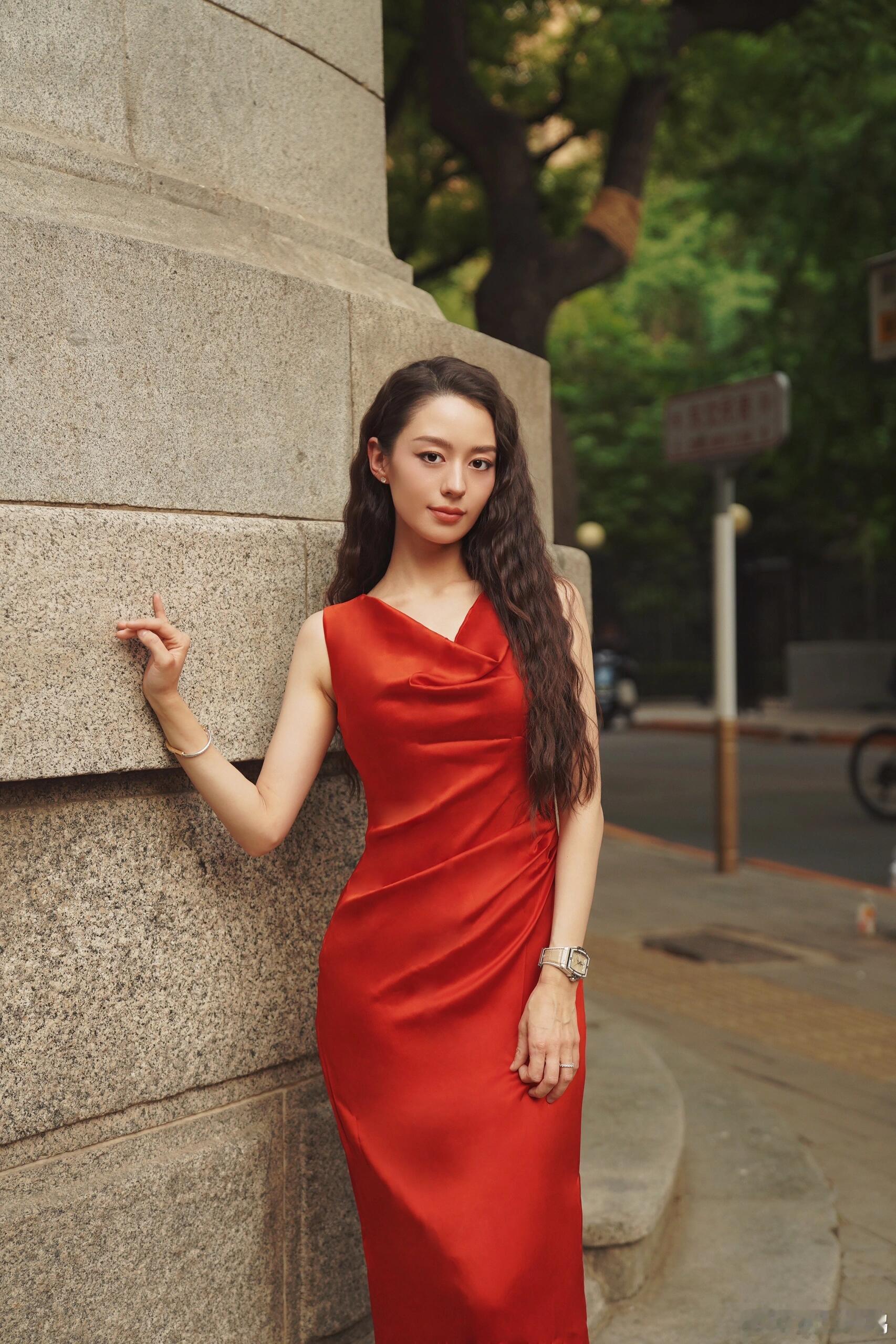 吉娜出片像呼吸一样简单 追星女孩狂喜！吉娜长相绝顶身材凶狠，巴掌腰比脸还小，出片