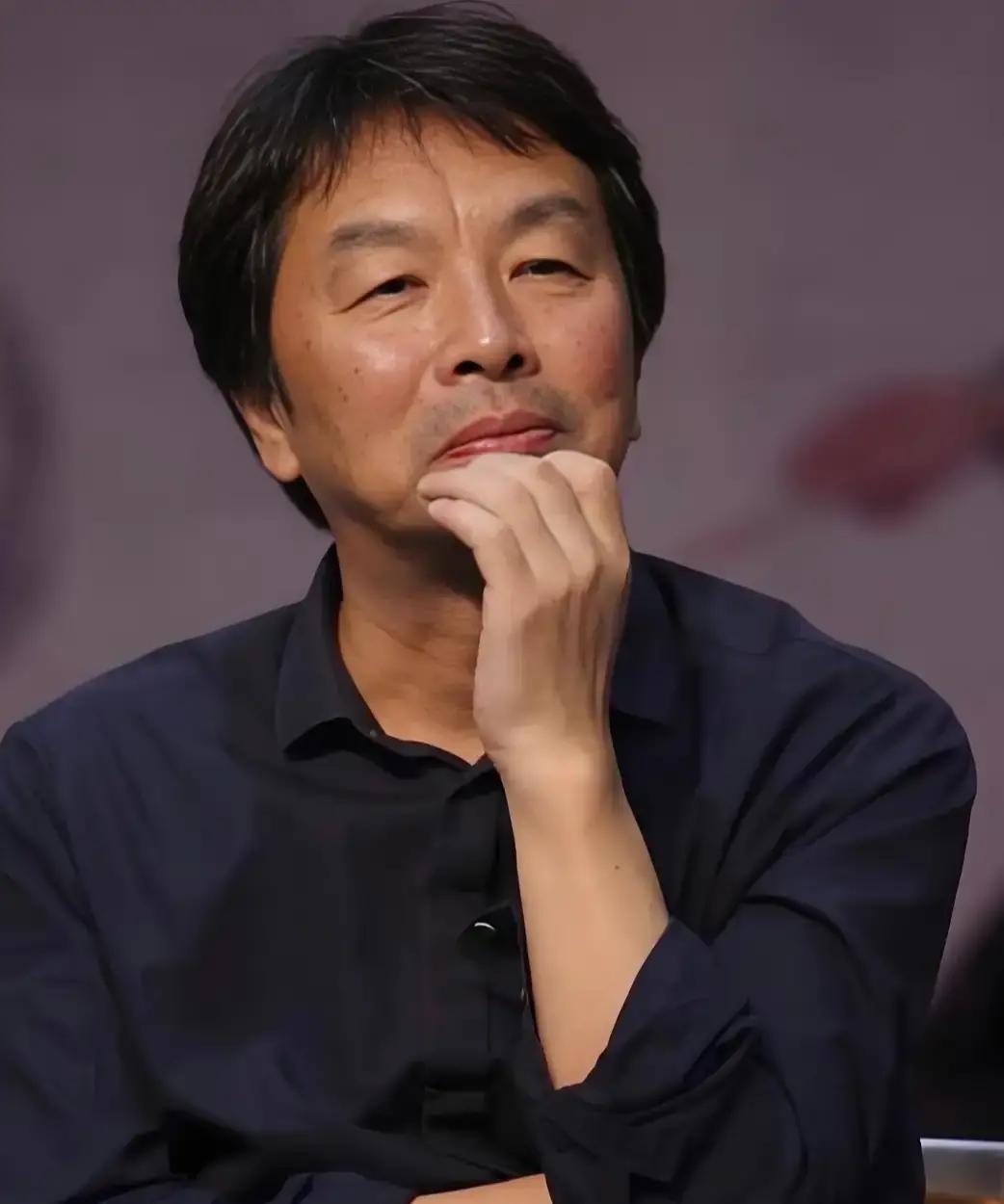 爱情真不讲理。
我追了她两年，每天早安晚安，外卖奶茶全包，结果她一句“没感觉”把