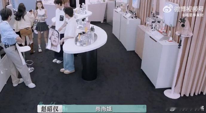 尚雯婕一个电话就把问题解决了 《巴黎合伙人》中尚雯婕这波操作太亮眼！从安静观察到