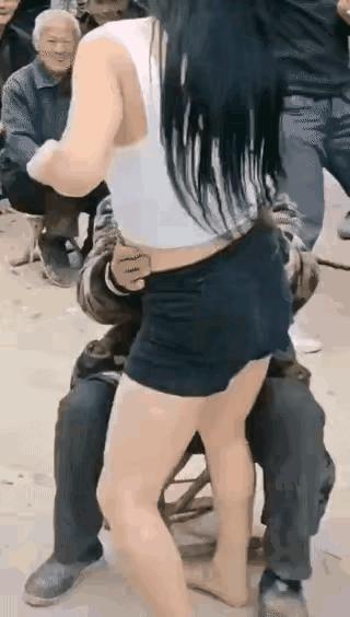 憨憨是聋哑人，也是唯一的守村人，一生未娶，却从未害人。
哪家有困难他总是热心地帮