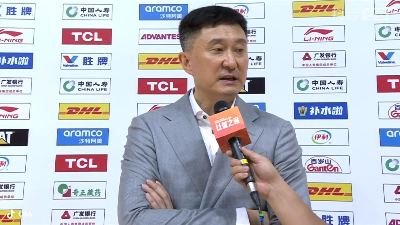 恭喜广东宏远连续三十一年闯进CBA联赛八强。
这是CBA联赛绝无仅有的光荣！
今