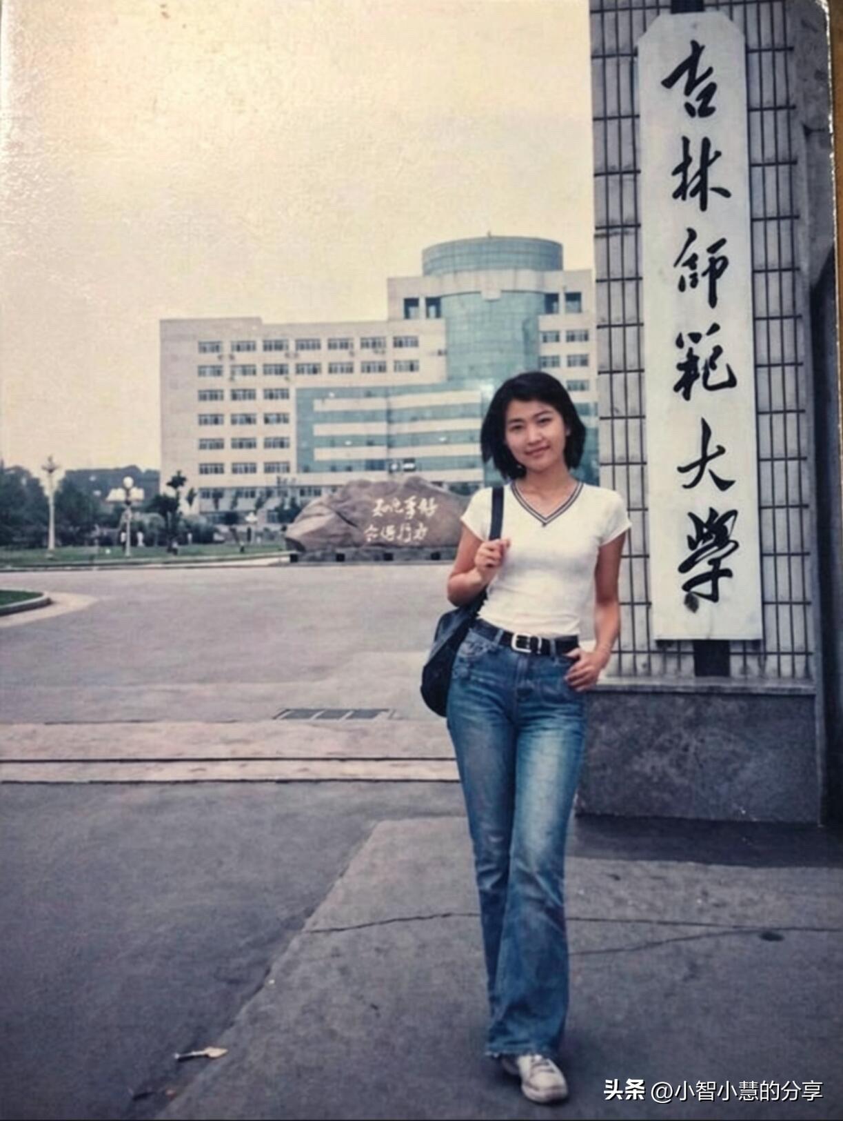 20多年前在吉林师范大学门口留影的这个老师，长相很漂亮第一眼看上去有点像央视主持