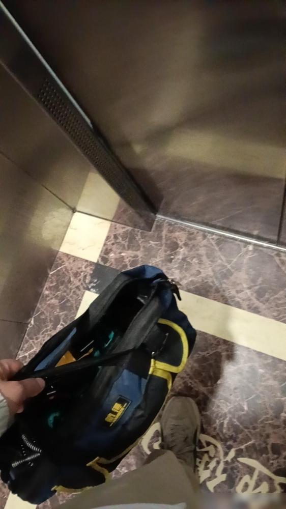 前几年跟着一个走得近的二房东干活，第一次见他用一炮通给租客疏通管道，两炮收150