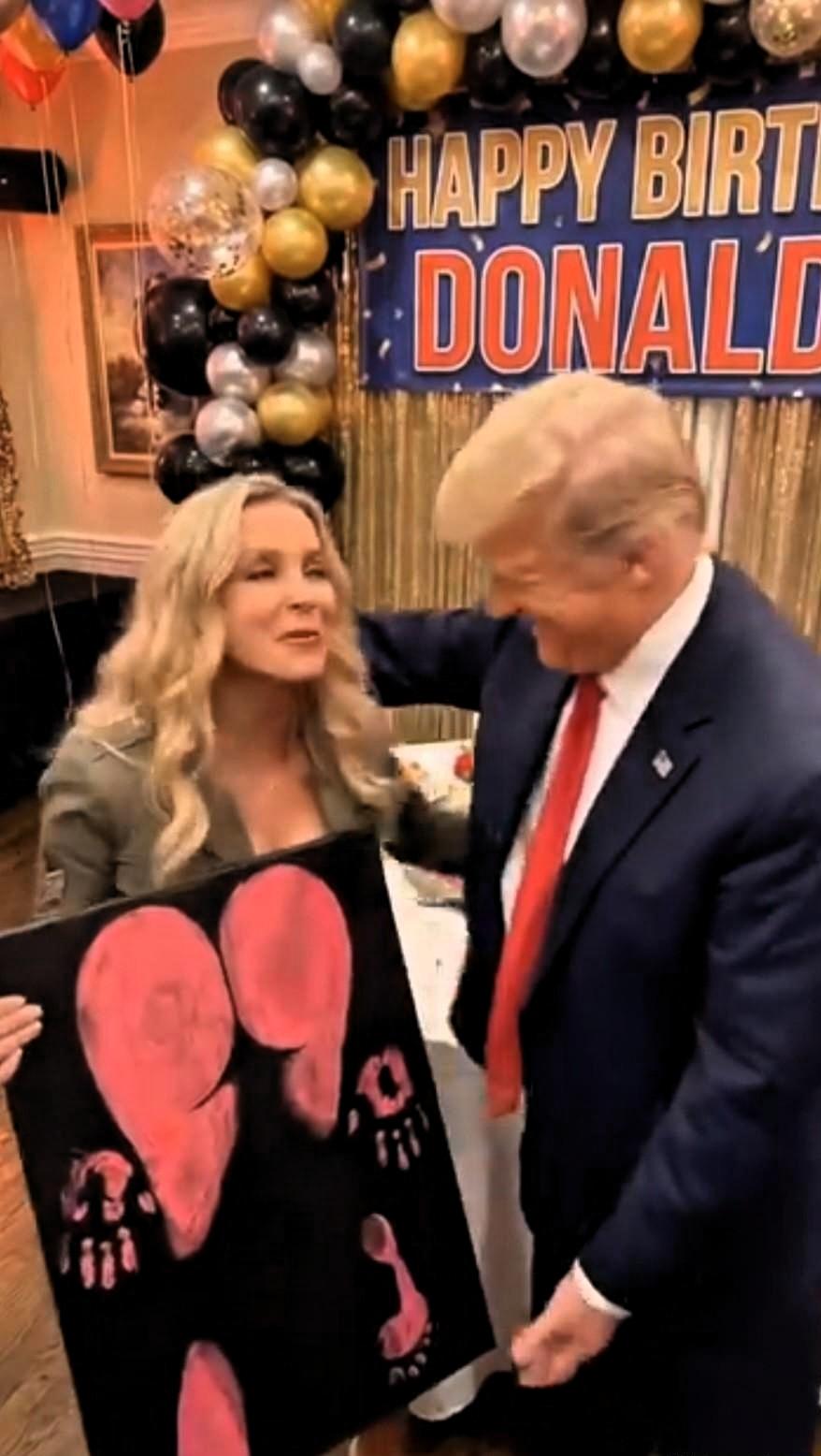 活久见！特朗普生日宴上的画面太绝了，这送礼和收礼的心理素质，我是真服了。😅