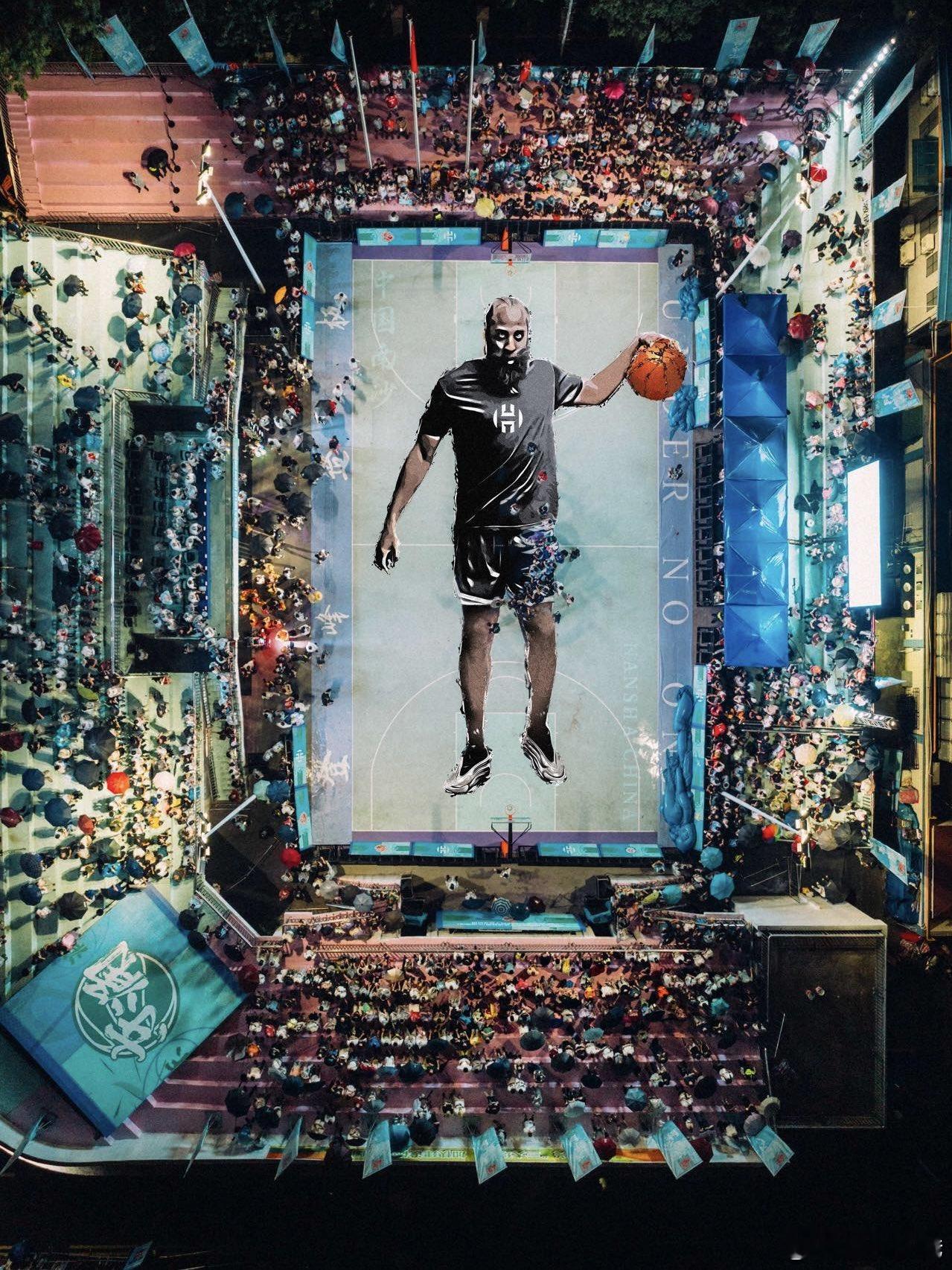 就算是下着大雨也抵挡不住登哥宠粉的热情。不得不说，这个球场，太酷了哈登冒雨签名拒