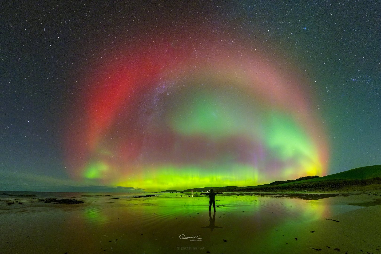 地磁暴席卷南岛的那个夜晚，天空没有喧嚣，只有光在静静流动。红色极光弧从天边悄然连