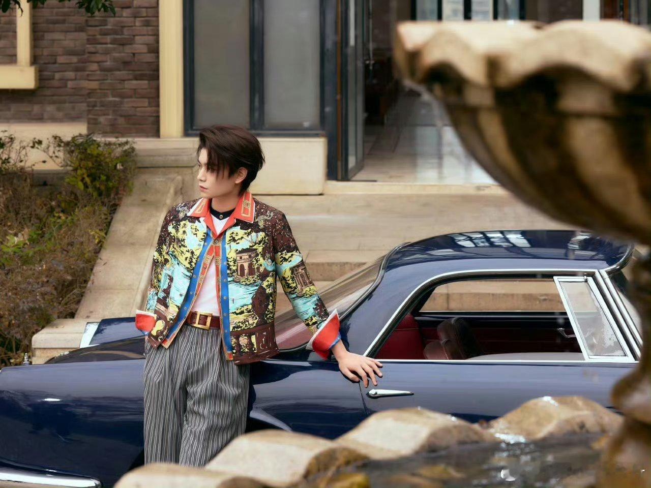 丁禹兮范思哲活动路透，花衬衫很潇洒  花花公子 