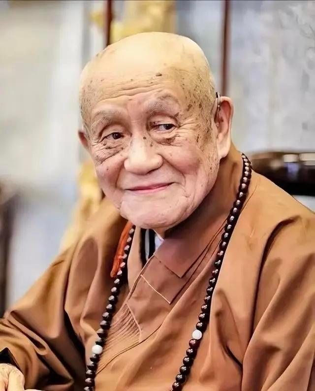 你身边有没有那种人，永远笑着说“没事”，嗓门不大但语气坚定。转头就一个人对着天花