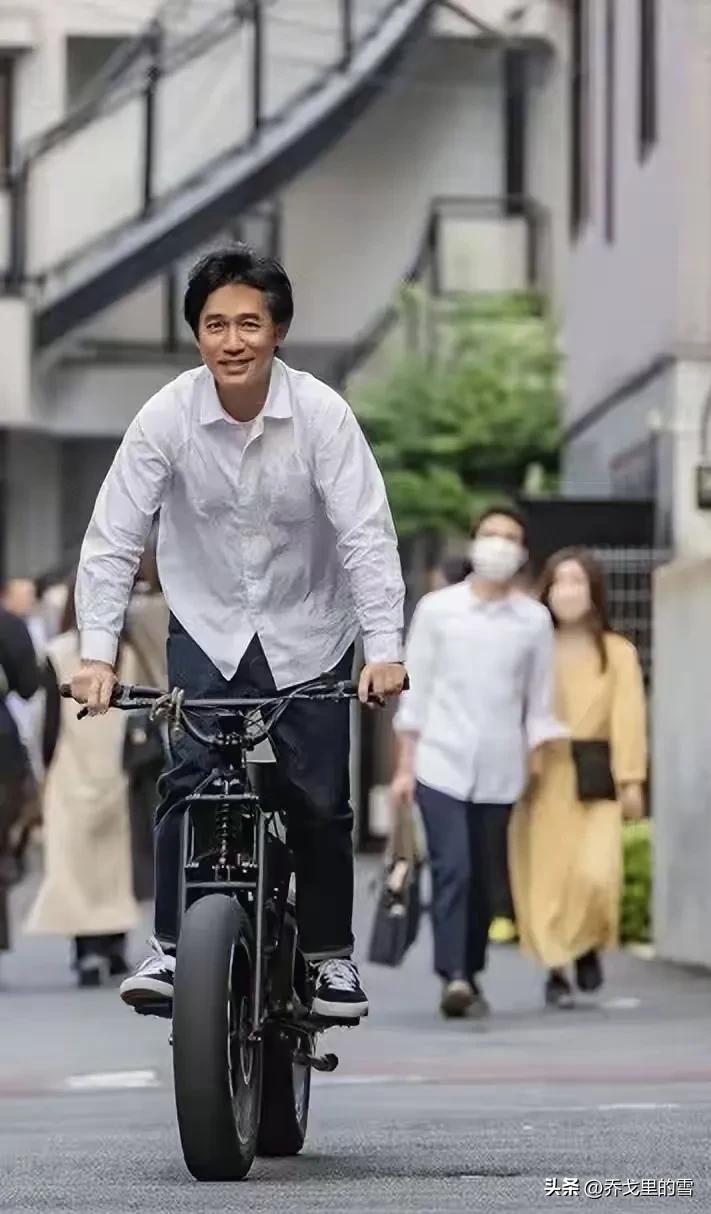 梁朝伟除了拍戏参加活动，其他时间基本上都在日本。

奇怪的是，他并不会说日语，那