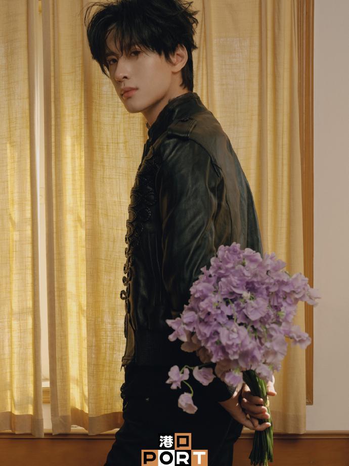 展轩少年与花  展轩少年与花写真大片，满满的居家男友感 