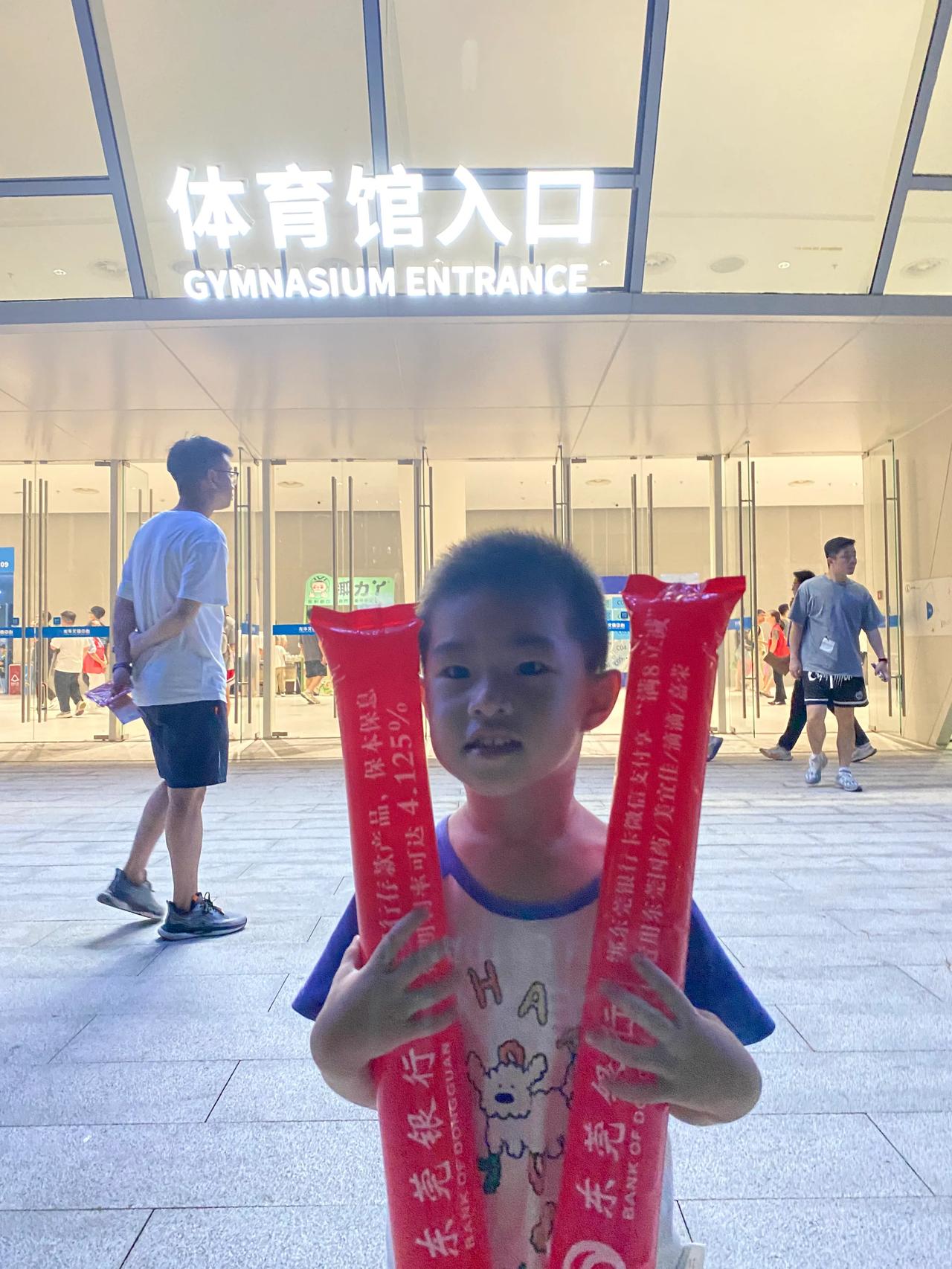 广东宏远的球迷真多
今天王少杰发挥不错
这个小伙子看到半场不想看了，非要回家
票