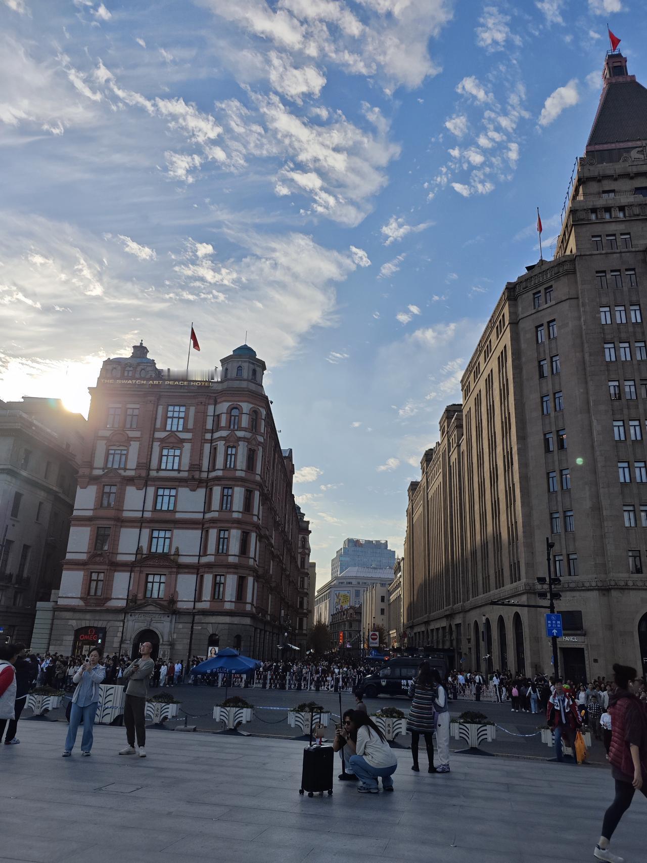 游玩上海期间在外滩看到陈毅陈老总的铜像，让我肃然起敬。
陈毅是建国以来第一任上海