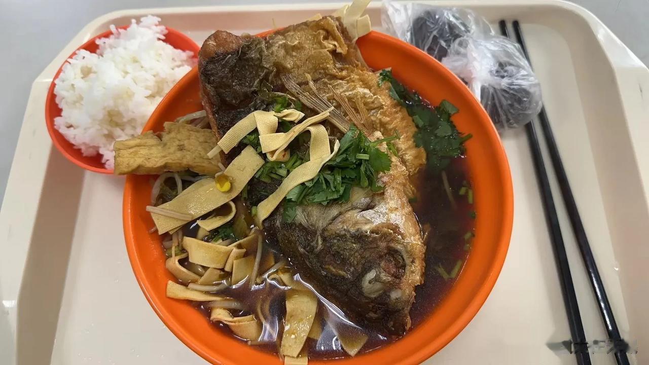 儿子研二实习，终于吃到了“免费”的午餐，每天给我们晒午餐。

儿子在江南大学读研