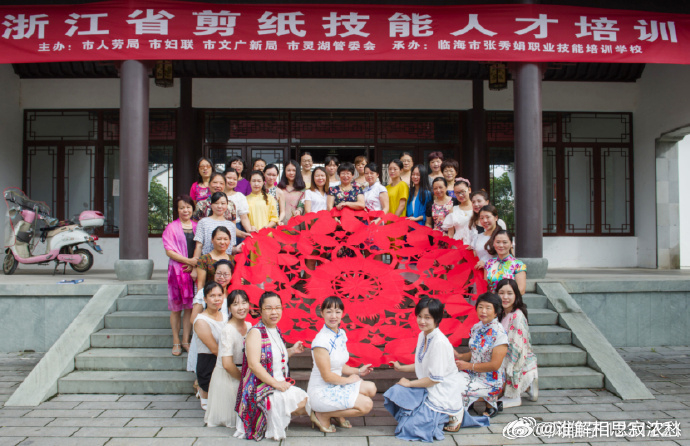 临海姑娘用一把剪刀一张红纸书写乡村振兴故事剪纸博物馆内，临海剪纸非遗传承人正站在