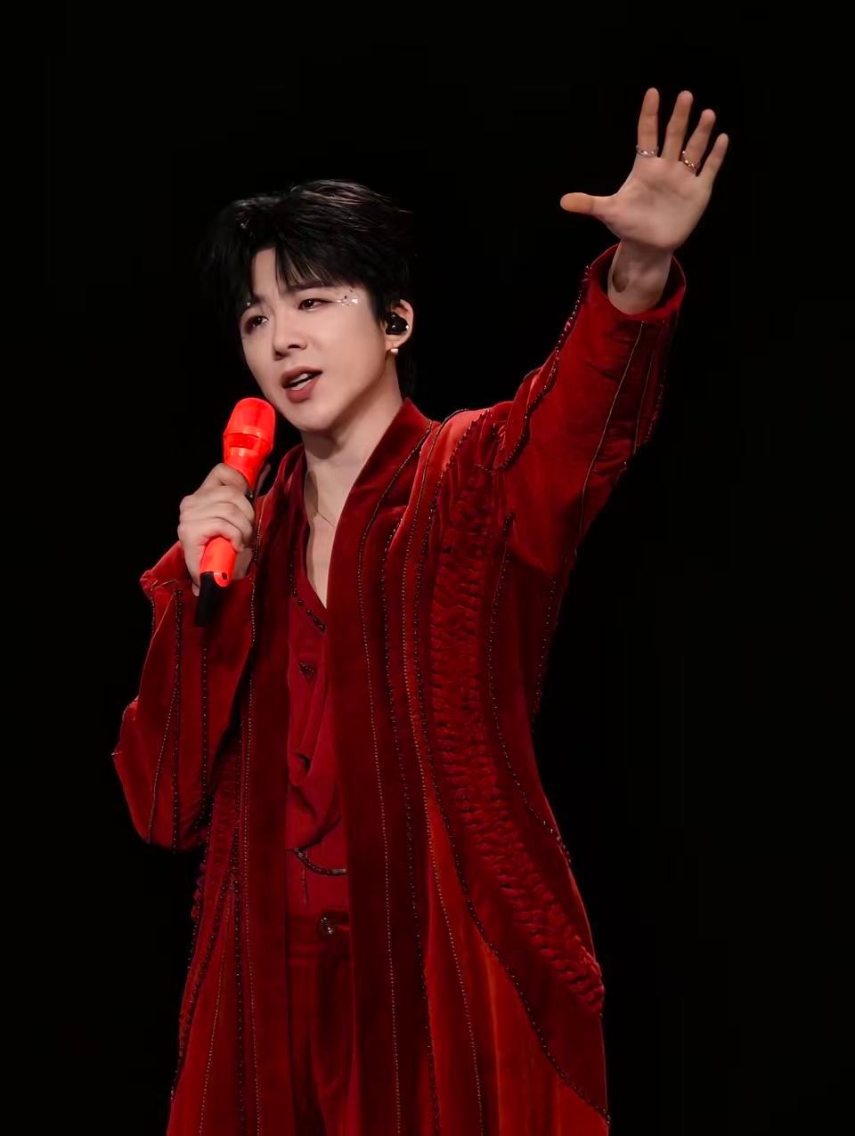 快要散场了吧，场外的我在手机上，捡完围脖捡🍠，捡完🍠捡抖爸爸老大你的票真的很