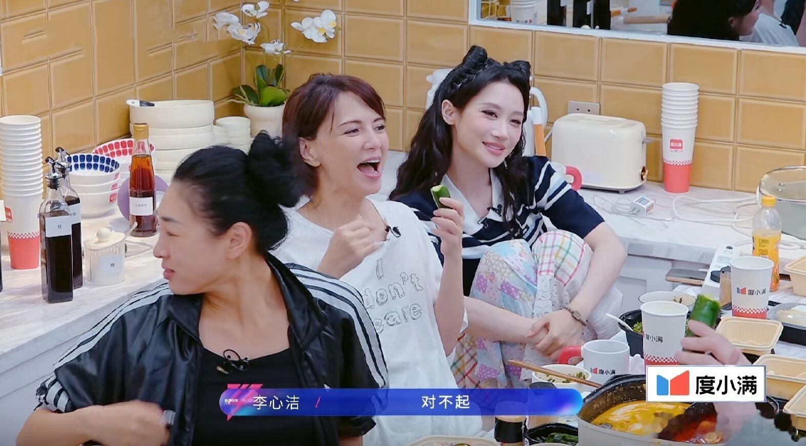 以前总觉得她是那种一路顺风顺水的“全糖女孩”，这次当了队长才发现，现实里的职场难
