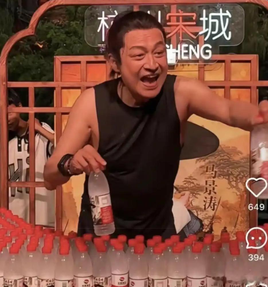 63 岁马景涛烈日发冰水引热议，过气艺人的生存战，打还是不打？ ​​​