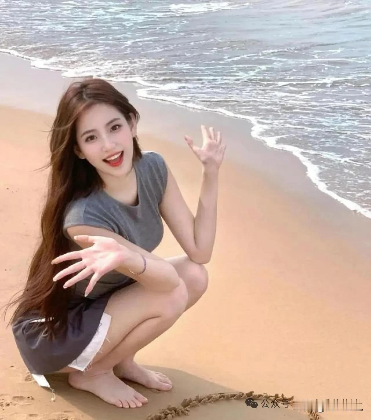 海边丽人回眸一笑，浪花都害羞了！
俏皮马尾随风扬，甜过椰汁的可爱暴击～今日份心动