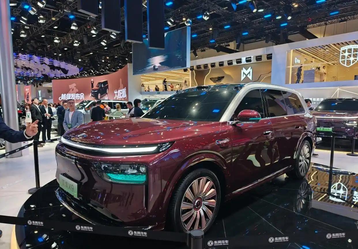 车展热门车型
奕境X9

5.3米的车长、3.1米的轴距，贯穿式前大灯、前后交互