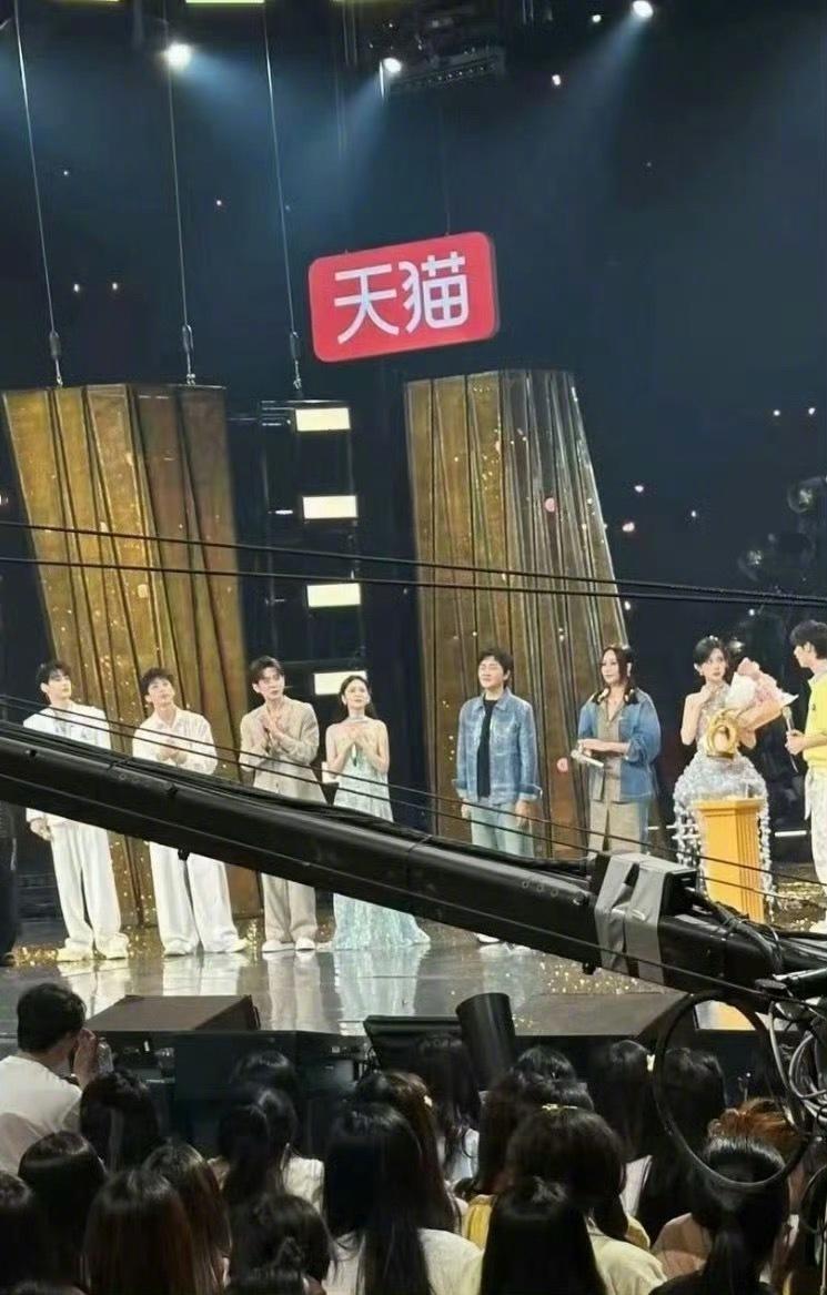 田栩宁hi6又有新路透爆出来了，芒果电视端还在用他当宣传。田栩宁hi6泼水路透 