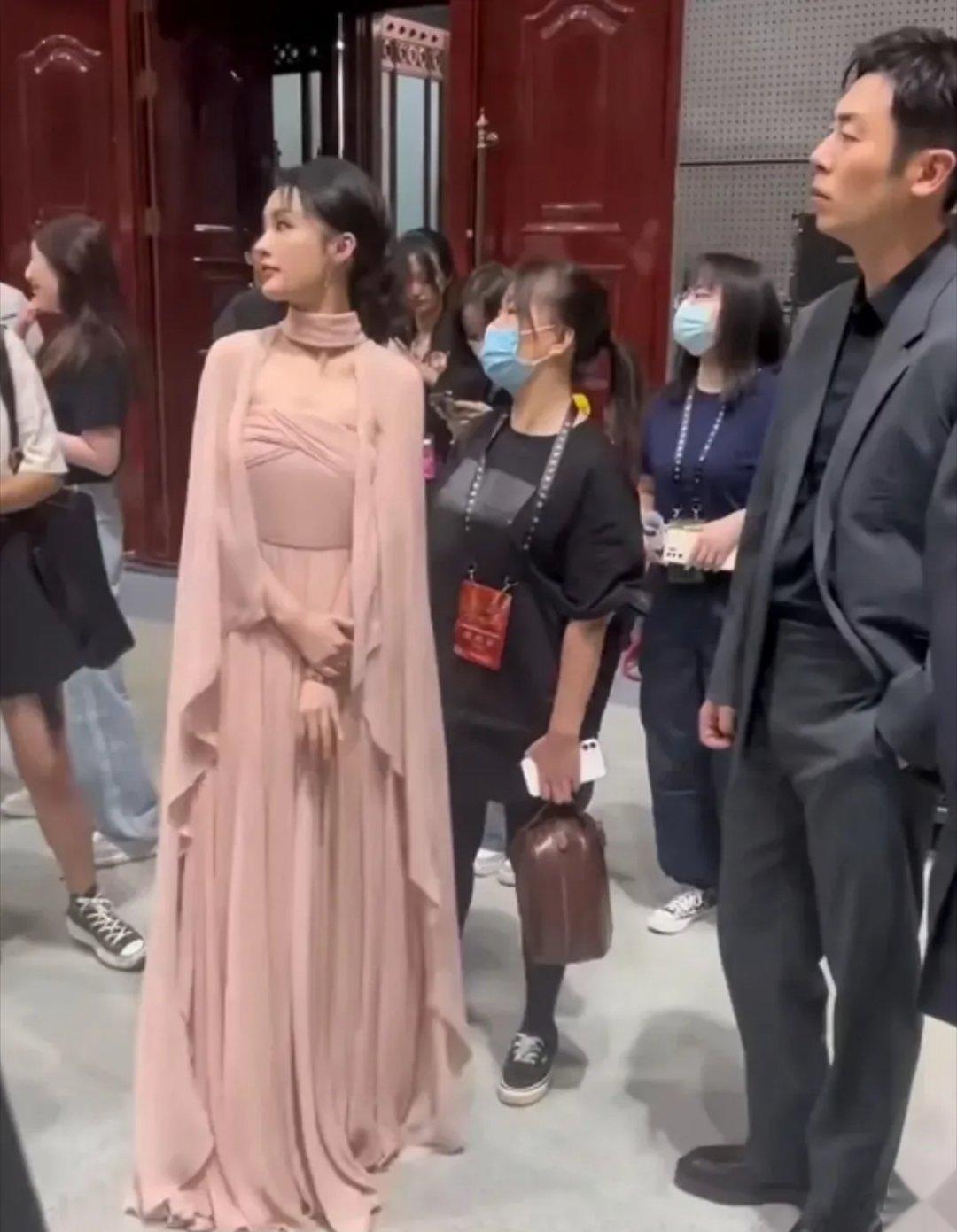 李沁朱亚文红毯候场，就一个镜头，我这都磕了一回田小娥和余占鳌了！主打一个营养均衡