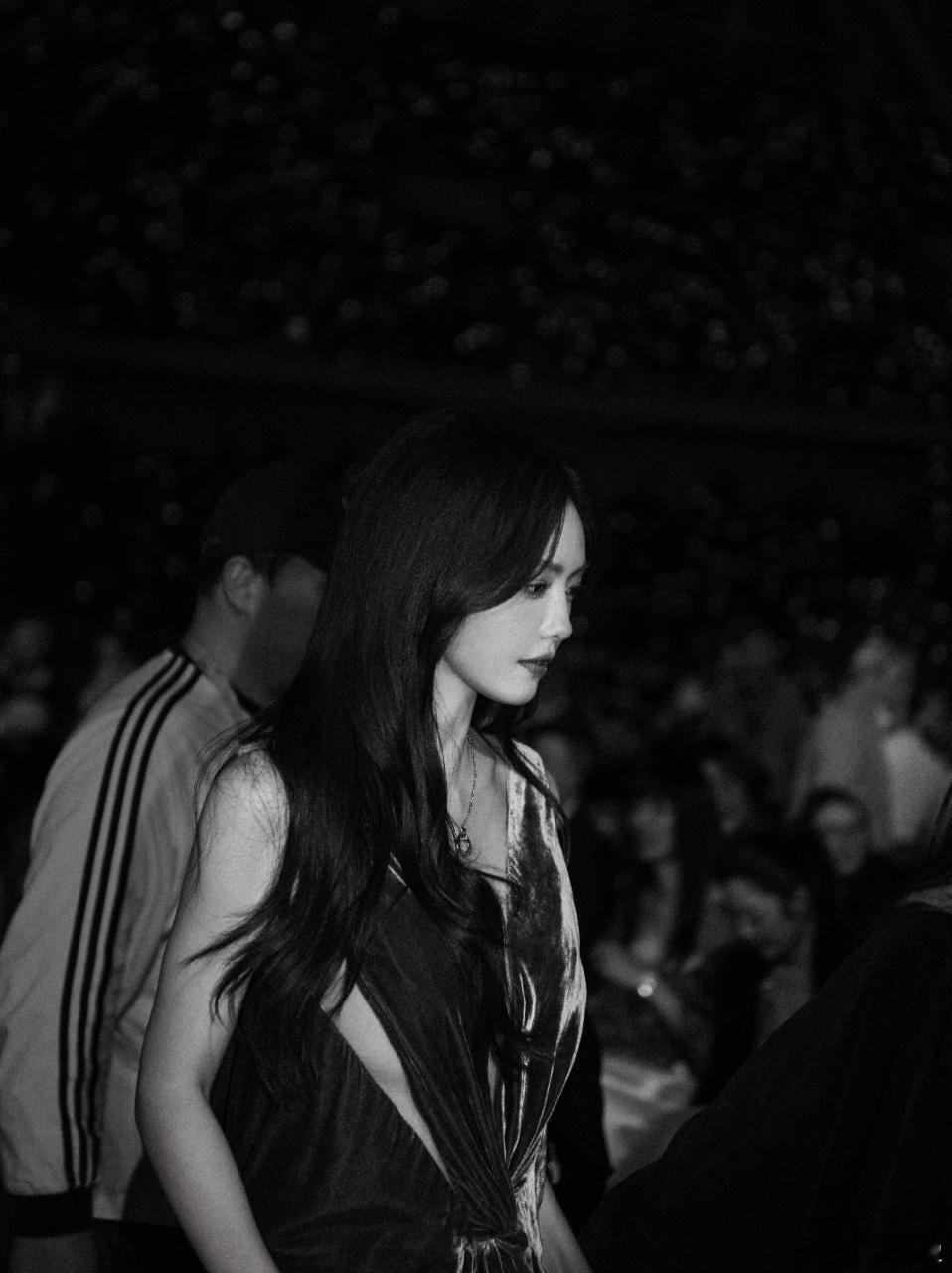 2025中国电影大数据荣誉之夜 蔡文静曾说“每一刻闪耀在于从容面对”，今晚她在故