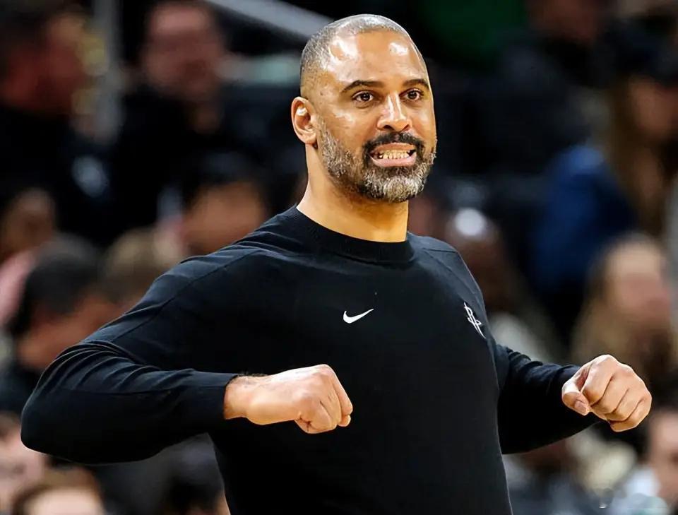 多打少训练是球队日常的基本科目。“杜兰特被提前夹击迫使出球”这事已经到常规赛3月