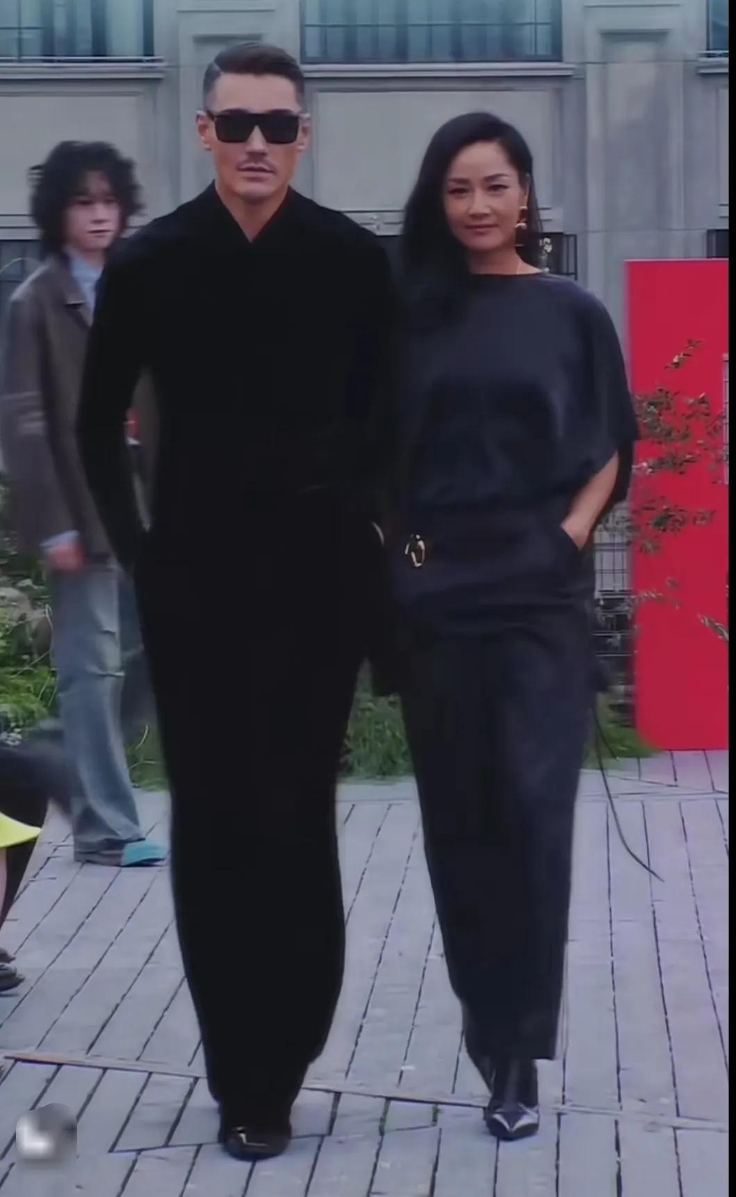 胡兵、瞿颖久违同台走秀，瞿颖果然是属于t台的，整个人都发着光，要是没错过，瞿颖应