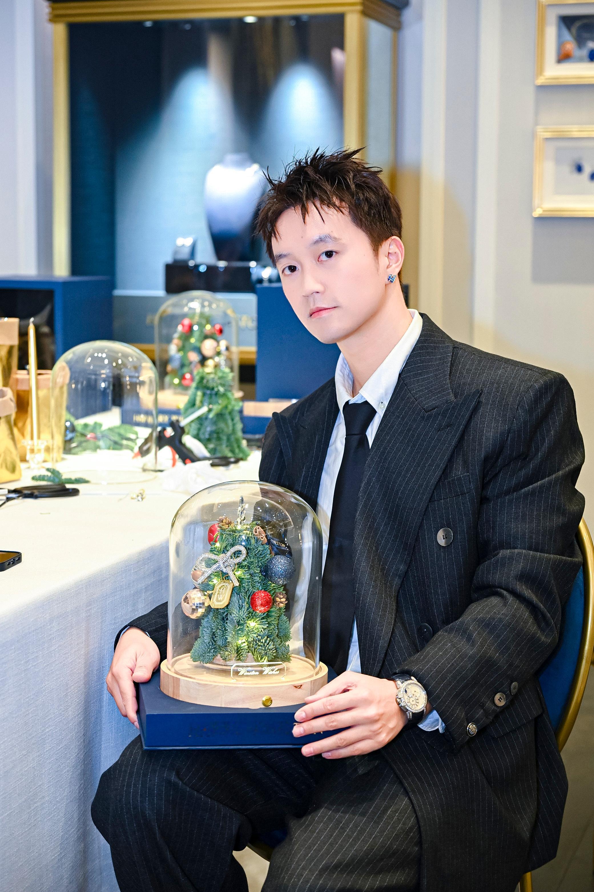 在海瑞温斯顿 💎自己亲手做一颗圣诞树点亮节日季的美好时刻🎄时尚灵感解读风格大