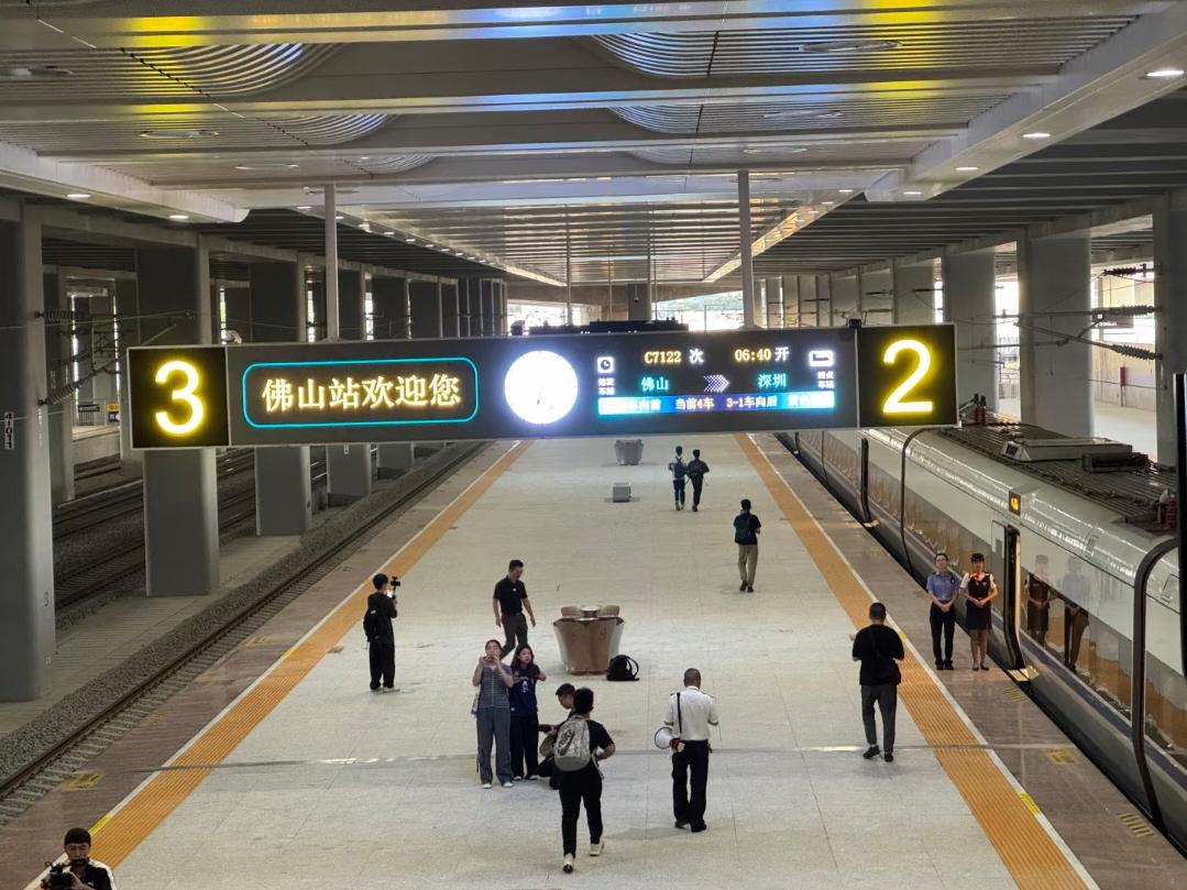 重磅！今天(7月1日)，全新广湛高铁佛山站首日开通运营。

首趟发车列车是06: