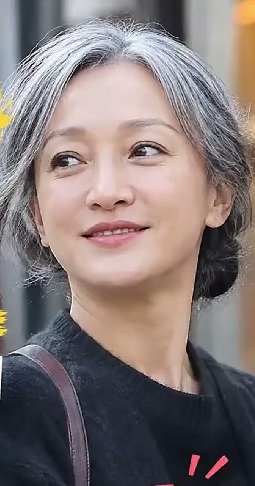 一头银发的周迅，依旧很美。
