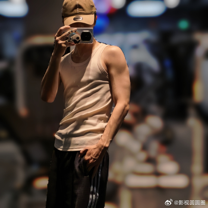 朱正廷背心肌肉线条刷到朱正廷这组对镜自拍直接被惊艳，简约背心凸显轮廓分明的手臂肌