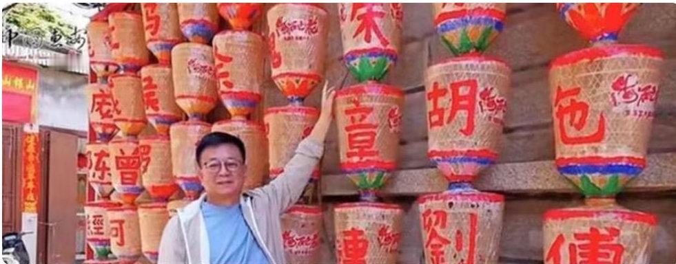 朱军夫妻福建出游被偶遇，56岁谭梅头上裹着特色纱巾，美得像30岁 