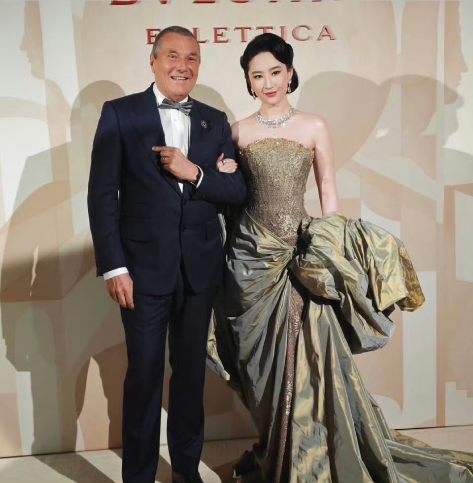 刘亦菲复古宫廷高定米兰宝格丽高级珠宝活动上，刘亦菲以两套高定造型惊艳亮相，连续两