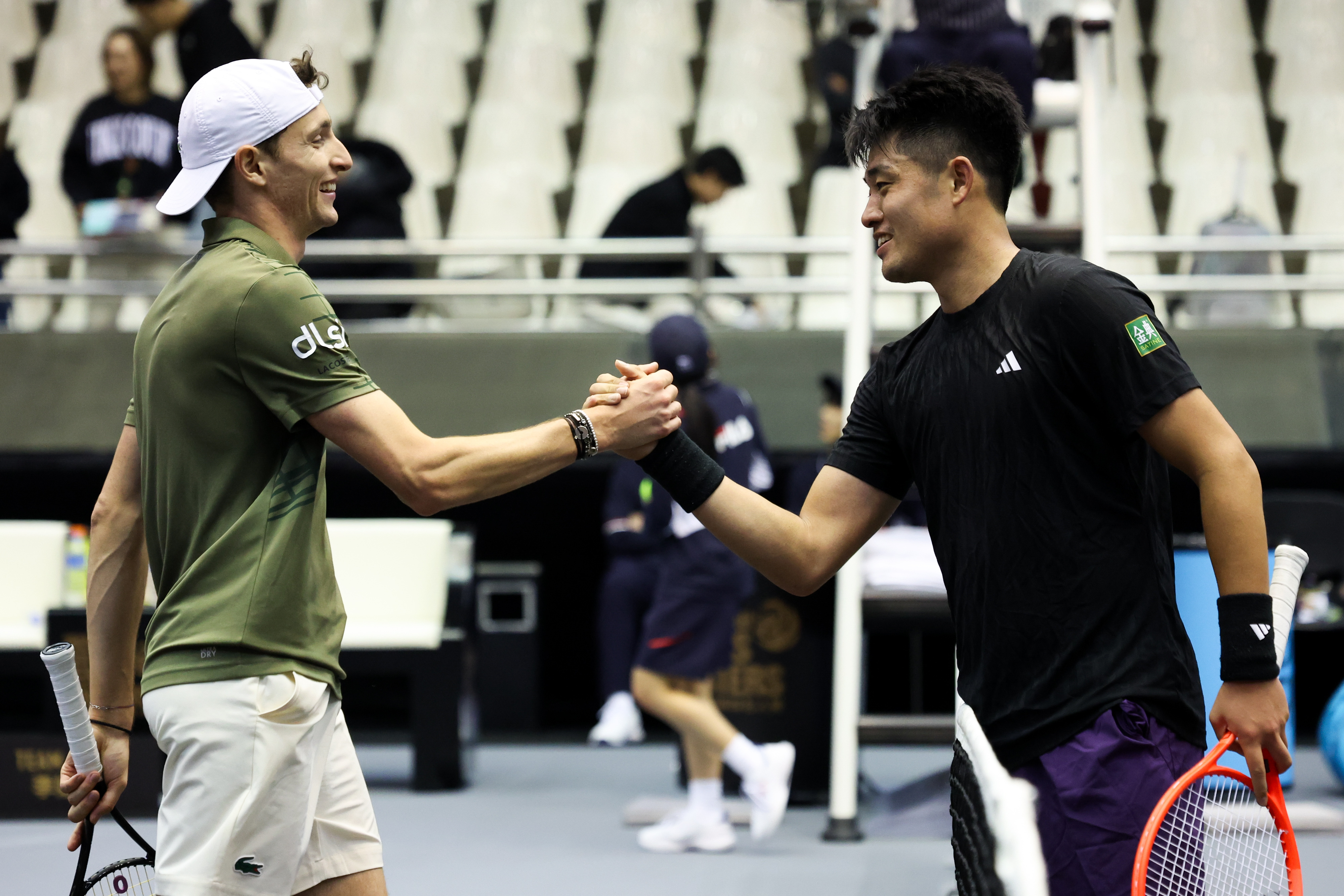 美高梅澳门网球名人赛 昨天进行了首日的较量，李娜队在队长挑战赛率先得到一分，但随