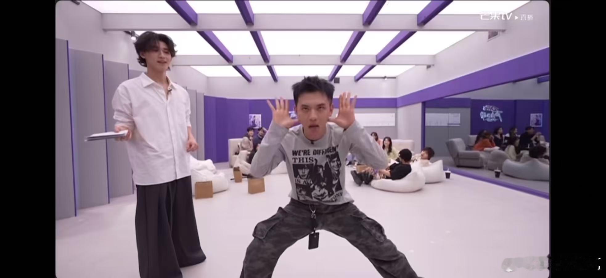 E人的惩罚就像奖励 声鸣远扬夏哲轩被 cue rap 时的自信姿态，让全场都感受