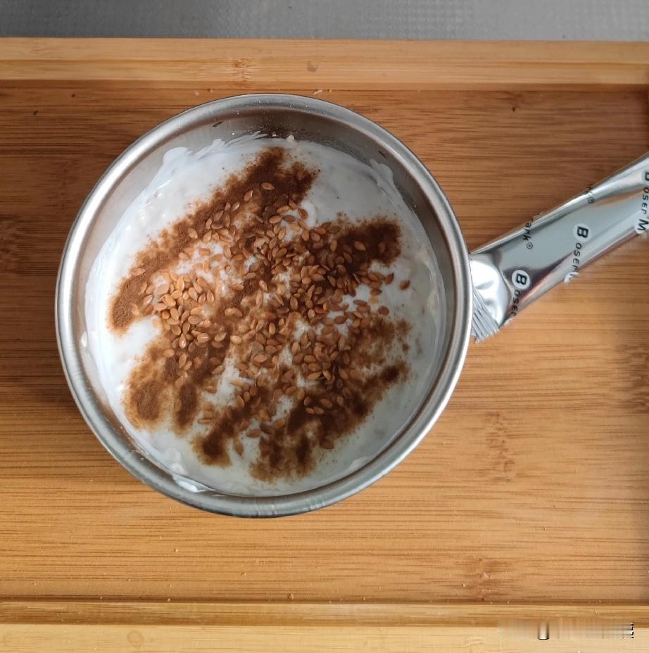 吃完它能够直接瘦2斤吗？来份减脂餐，我用几种食材：酸奶、麦片、炒熟的亚麻籽、可可