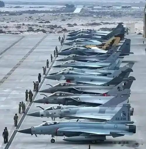 多国抢疯枭龙战机！1年狂揽110亿订单，中国军工的"性价比神话"
 
短短一年，