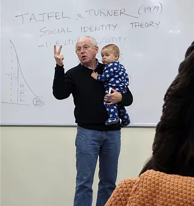 美国教授抱娃上课，
真是大开眼界，
娃还是女学生的，
学生就在下边听课，
更是闻