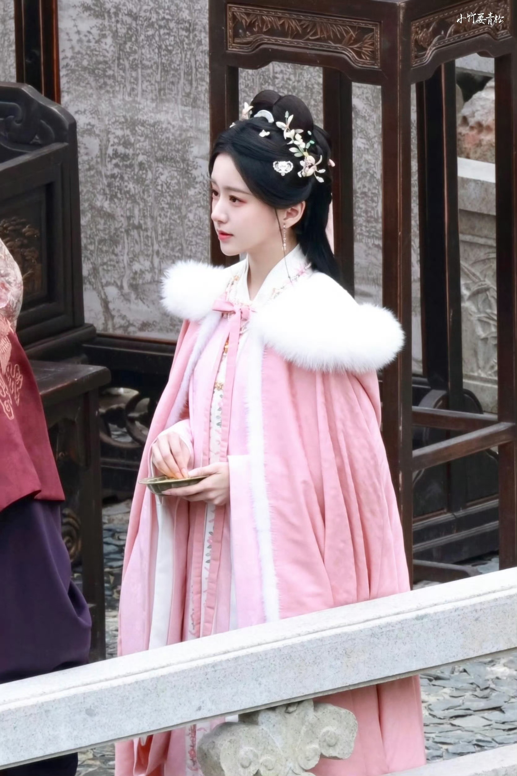 新造型好粉嫩耶～～～包上恩 《窈窈有期》☽ 粉斗篷 