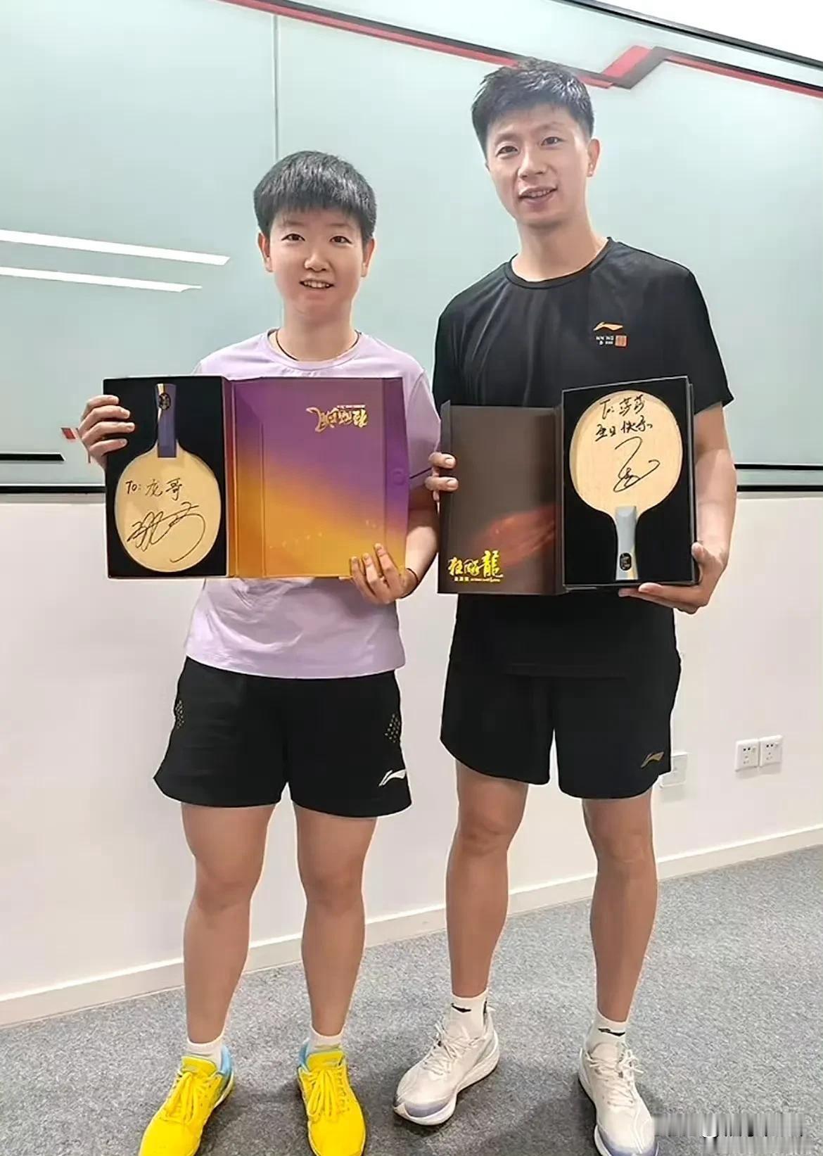 说到龙队，孙颖莎满是尊敬和感激，她表示：龙队对自己帮助很大，不忙的时候，我就把他