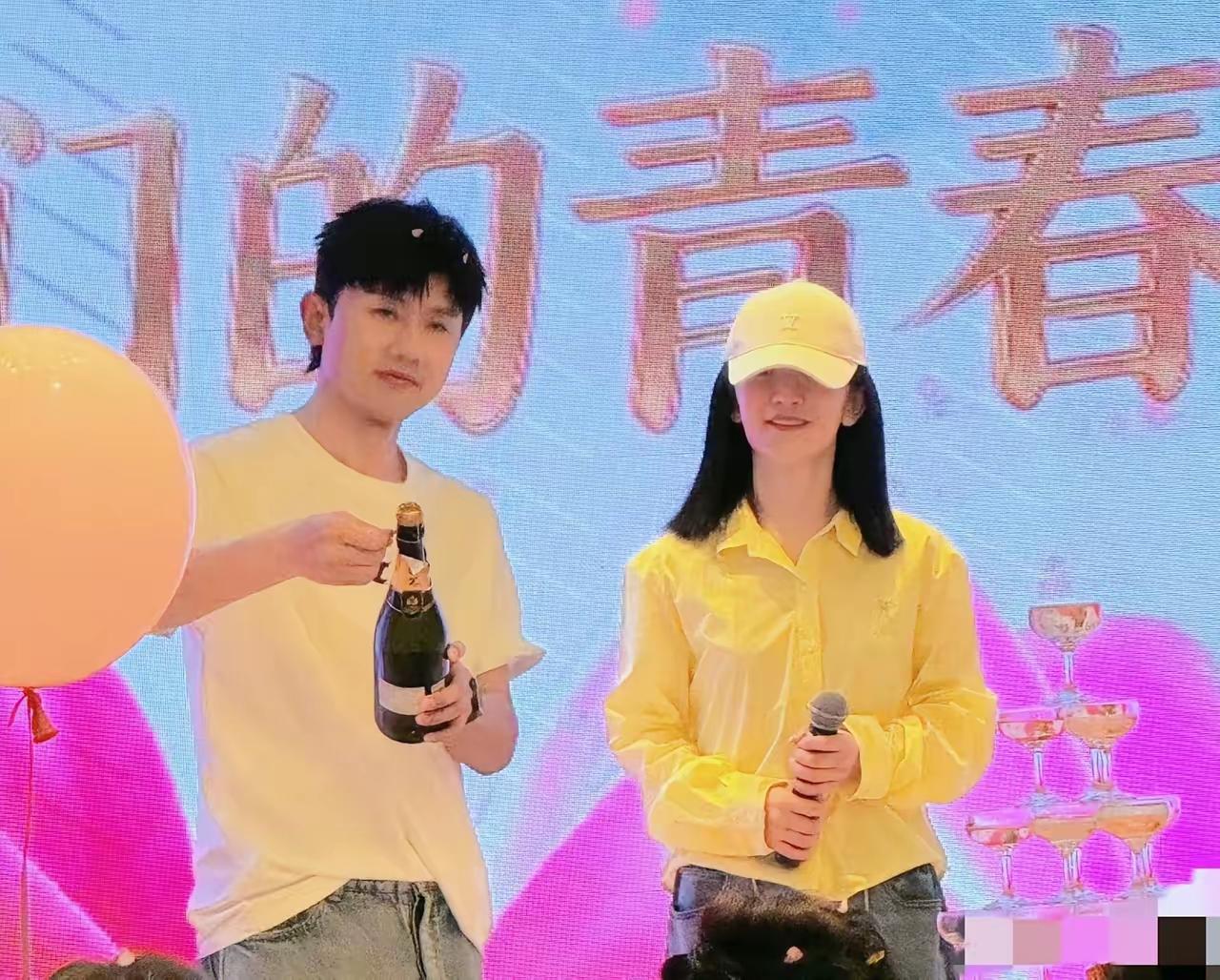 谢娜演唱会圆满结束，老公张杰为她开庆功宴，现场布置的氛围感十足，背景墙上写着“我