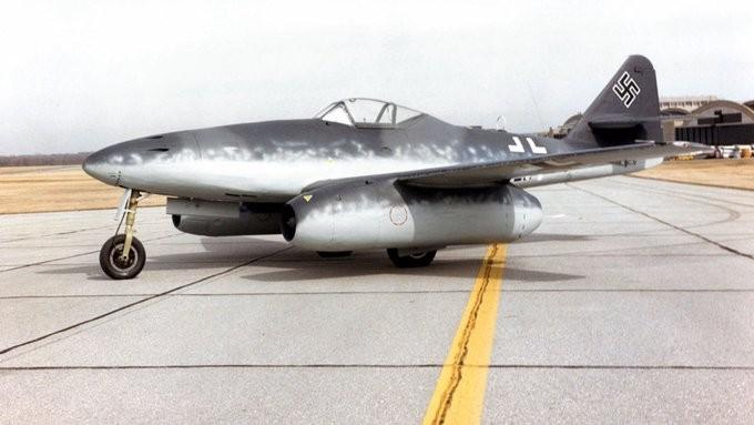 1945 年，美国陆军军官在德国法兰克福检查一架未完成的梅塞施密特 Me 262