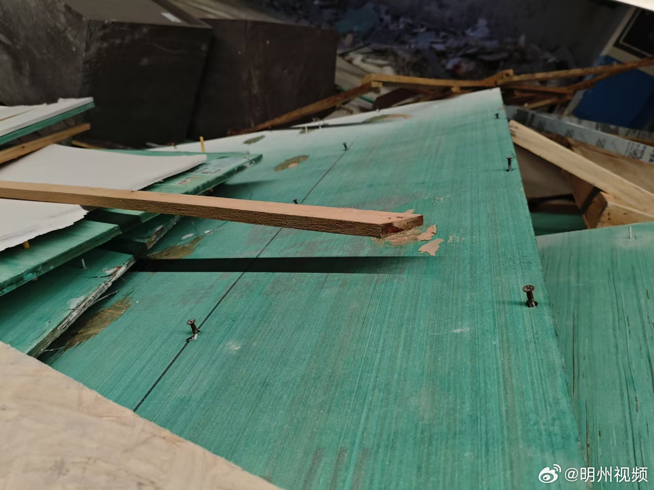 宁波鄞州瑧誉府地下车库散落铁钉数十业主车胎遭扎 6月23日，鄞州区瑧誉府业主反映